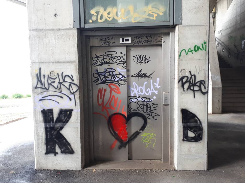 images/referenz/fahrstuhl-graffiti.jpg#joomlaImage://local-images/referenz/fahrstuhl-graffiti.jpg?width=1024&height=768